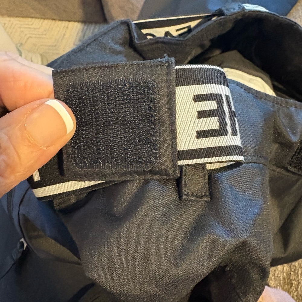 THE NORTH FACE Black Snow Pants size Youth Medium 10-12. EUC look new EZ Grow - Picture 7 of 13